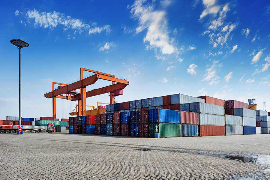 How Shipping Containers Help with Storage and Transporting Property