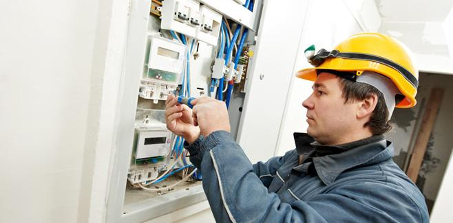 Find the Name and Phone Number of a Good Electrician Before You Move