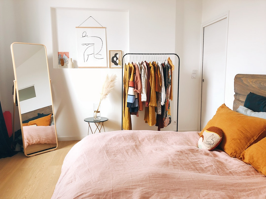 How to Decorate a Small Bedroom to Look Bigger